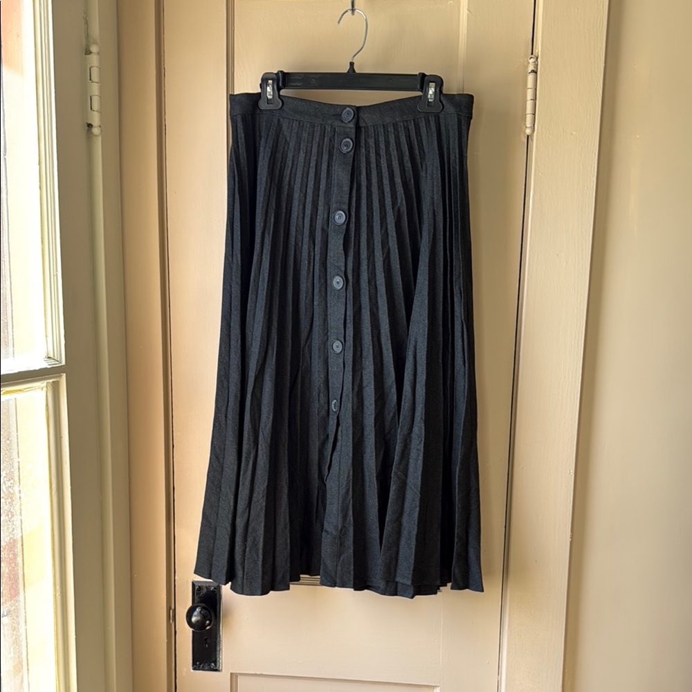 Elegant Gray Pleated Skirt